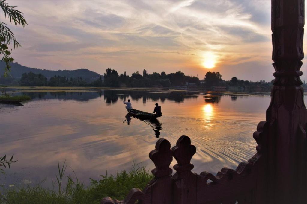 Golden Flower Heritage Houseboat Hotel Nagin Bagh ภายนอก รูปภาพ